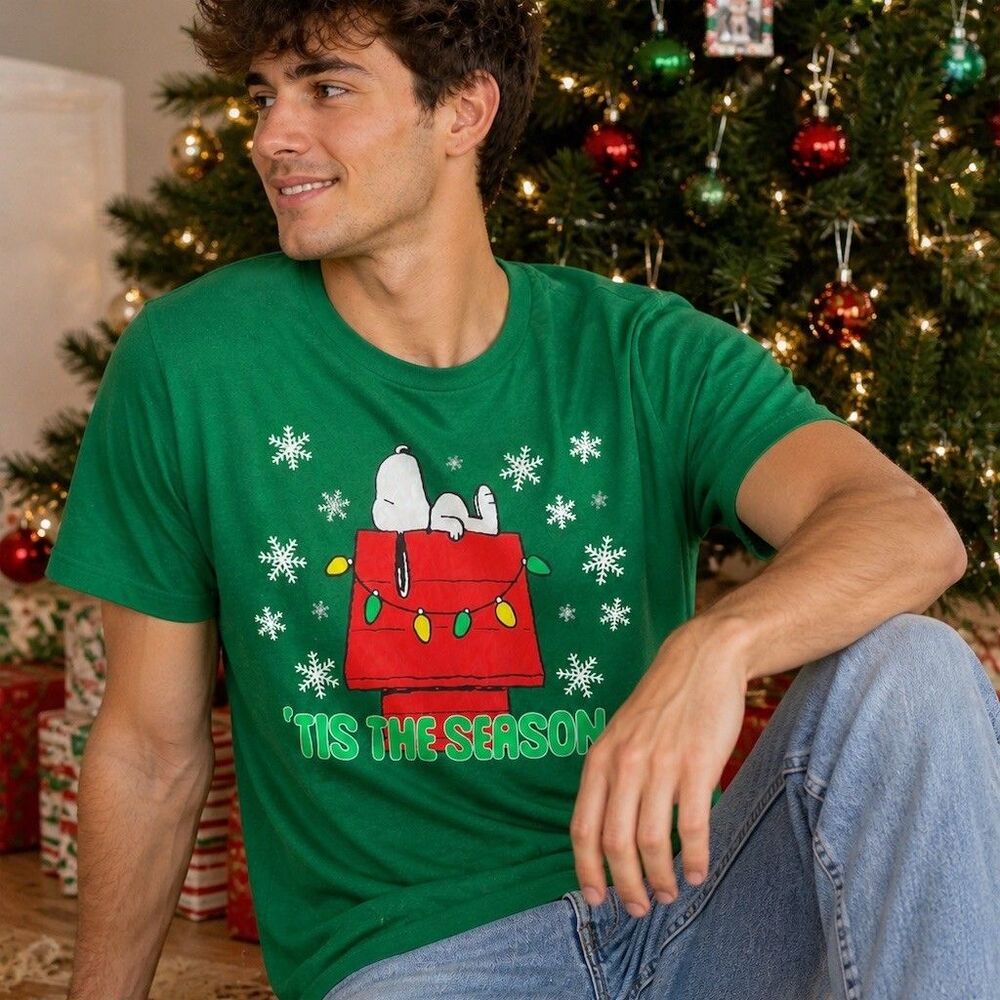 Peanuts Snoopy Christmas T-Shirt Mens Size M Green Graphic Print Crew Neck